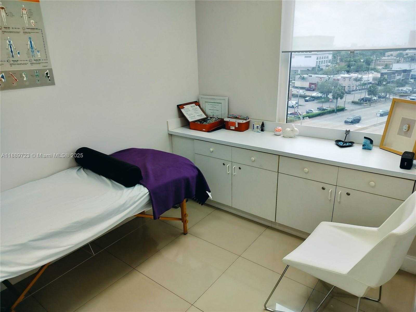Small Image of 12550 BISCAYNE BLVD #605, North Miami Number 8