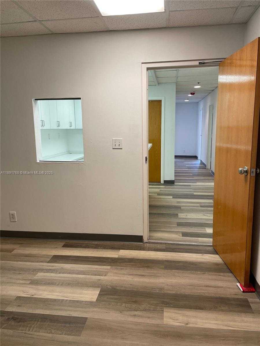 Small Image of 410 WEST 41ST ST #406, Miami Beach Number 3