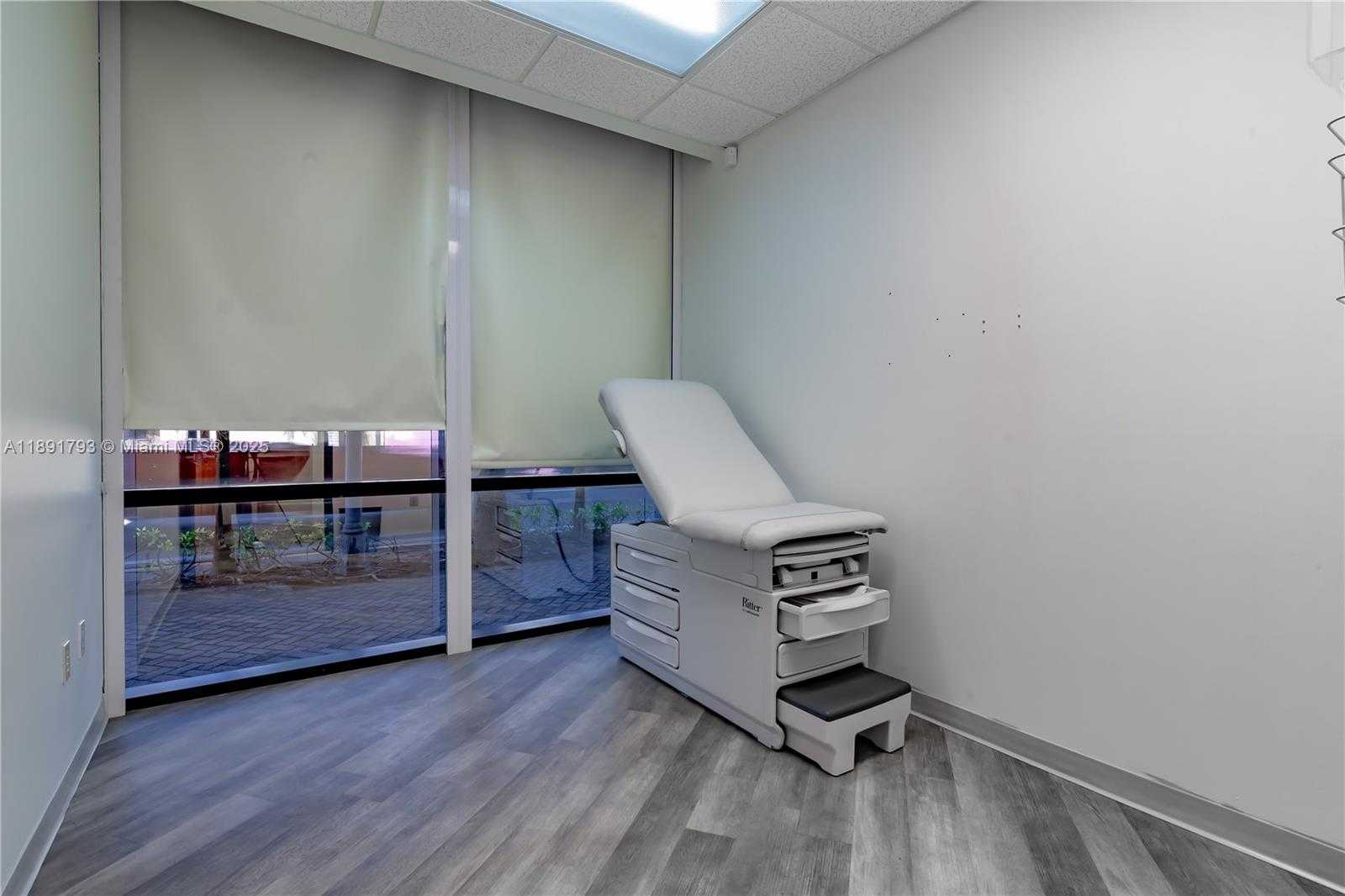 Small Image of 410 WEST 41ST ST #103, Miami Beach Number 9