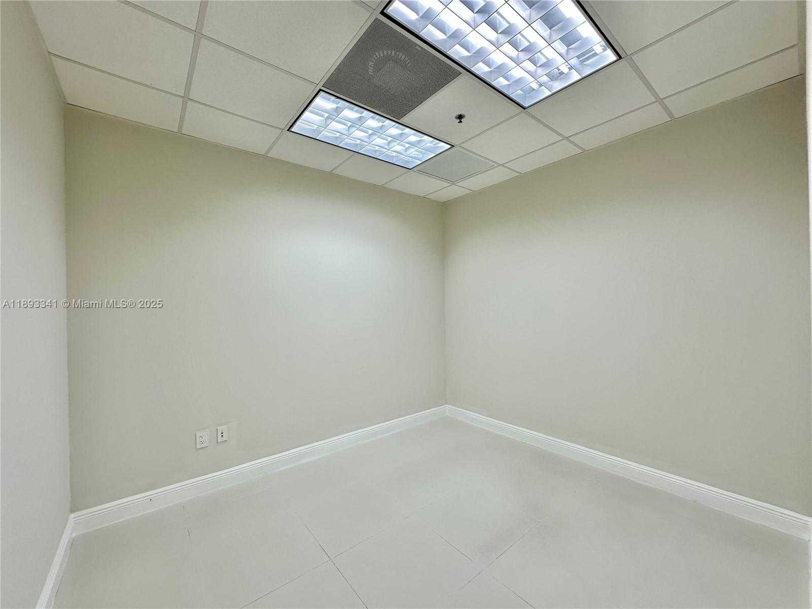 Small Image of 175 SE 7th St, Miami, FL 33131, USA Number 12