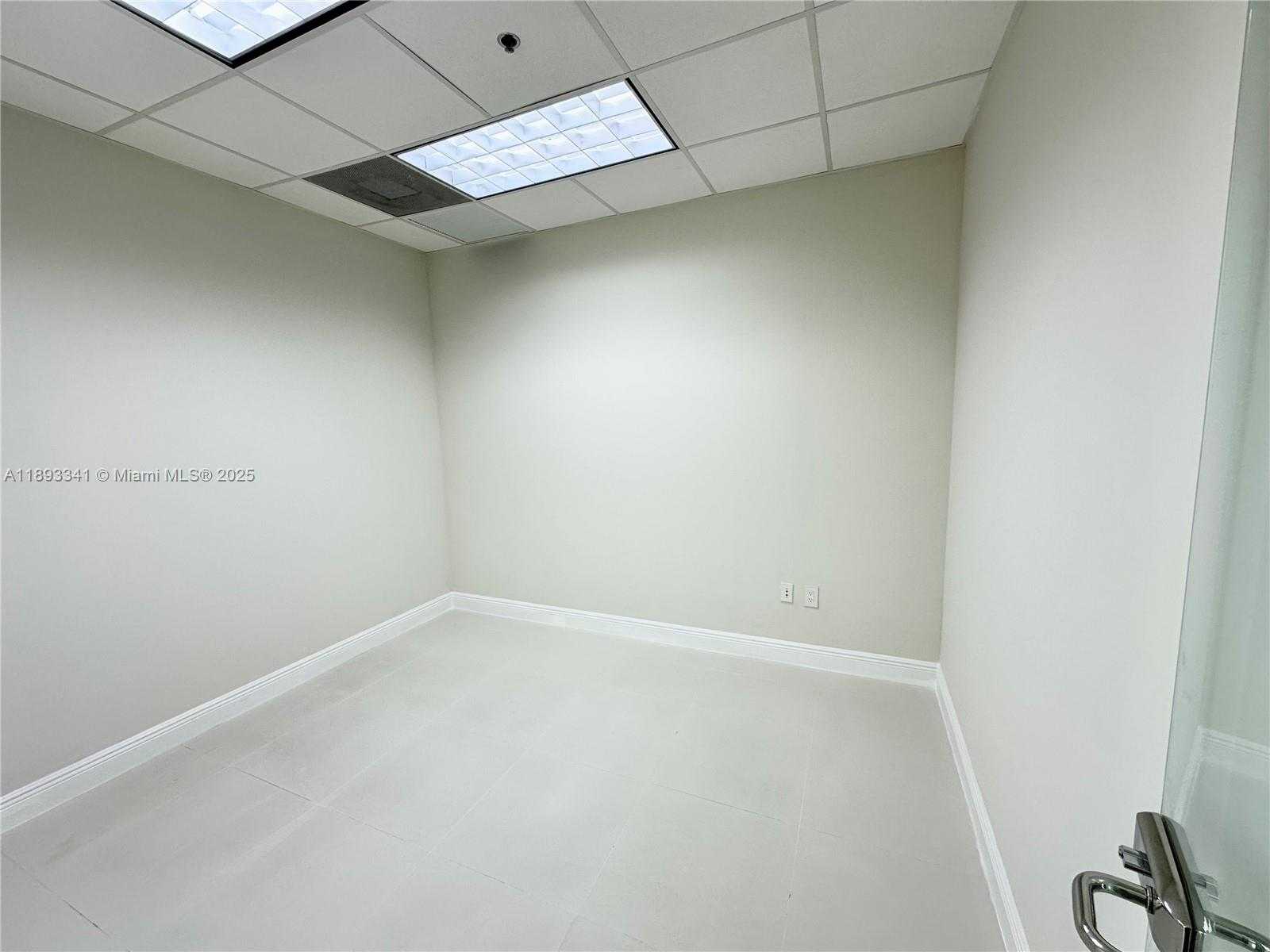 Small Image of 175 SE 7th St, Miami, FL 33131, USA Number 14