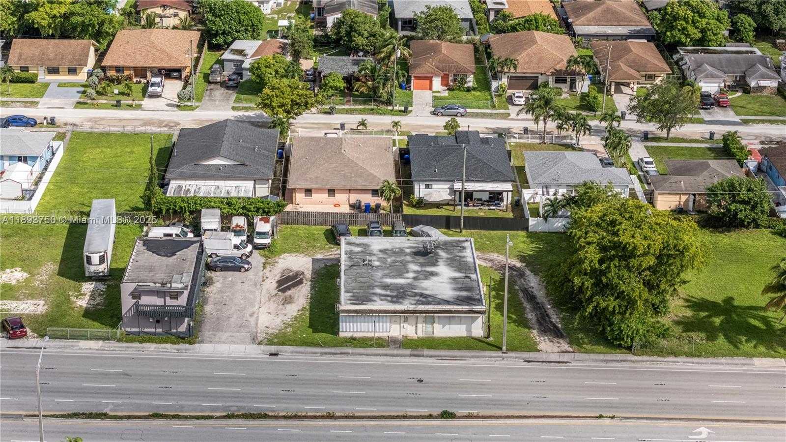 Small Image of 5619 PEMBROKE RD, Hollywood Number 2