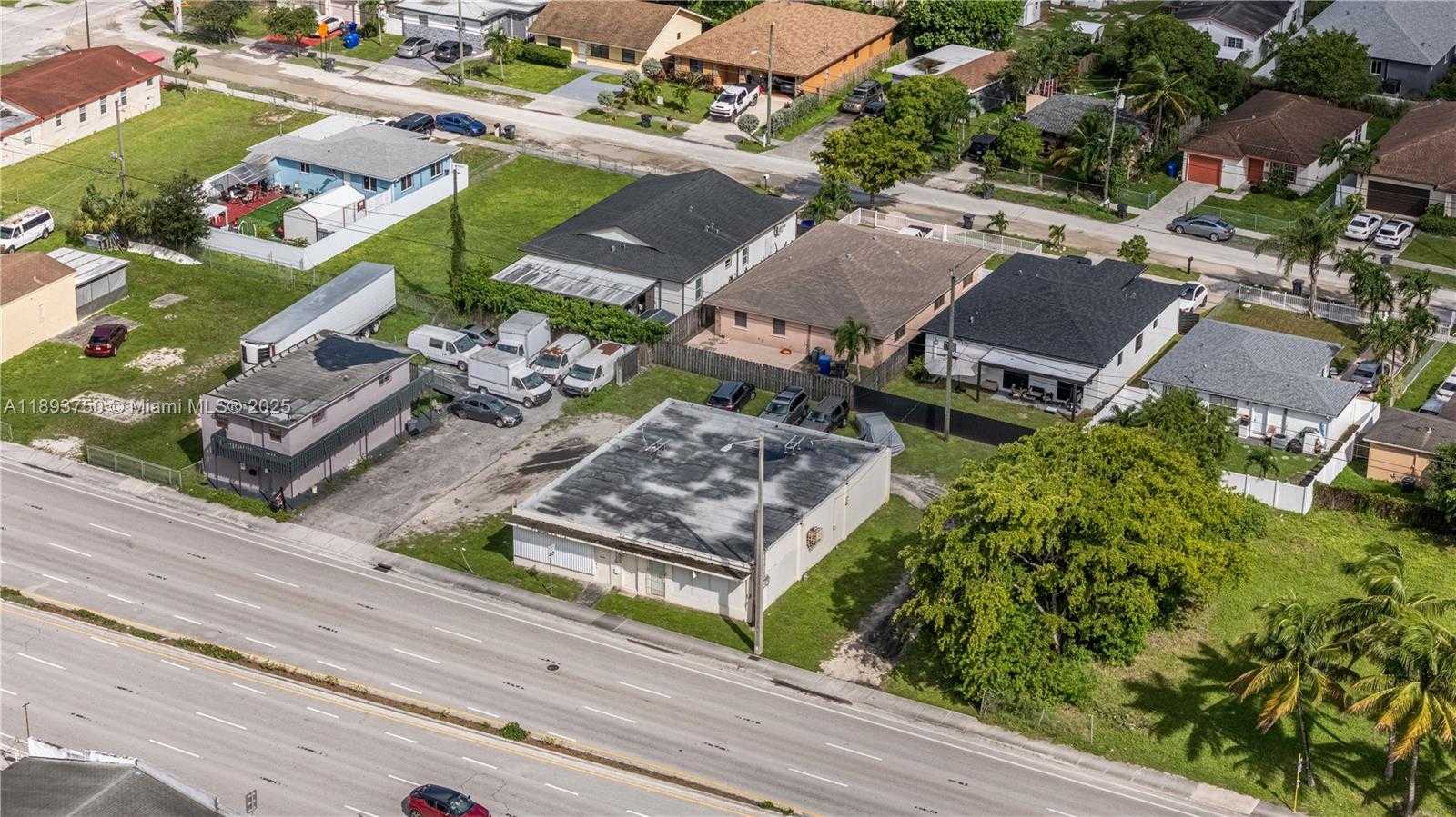 Small Image of 5619 PEMBROKE RD, Hollywood Number 3