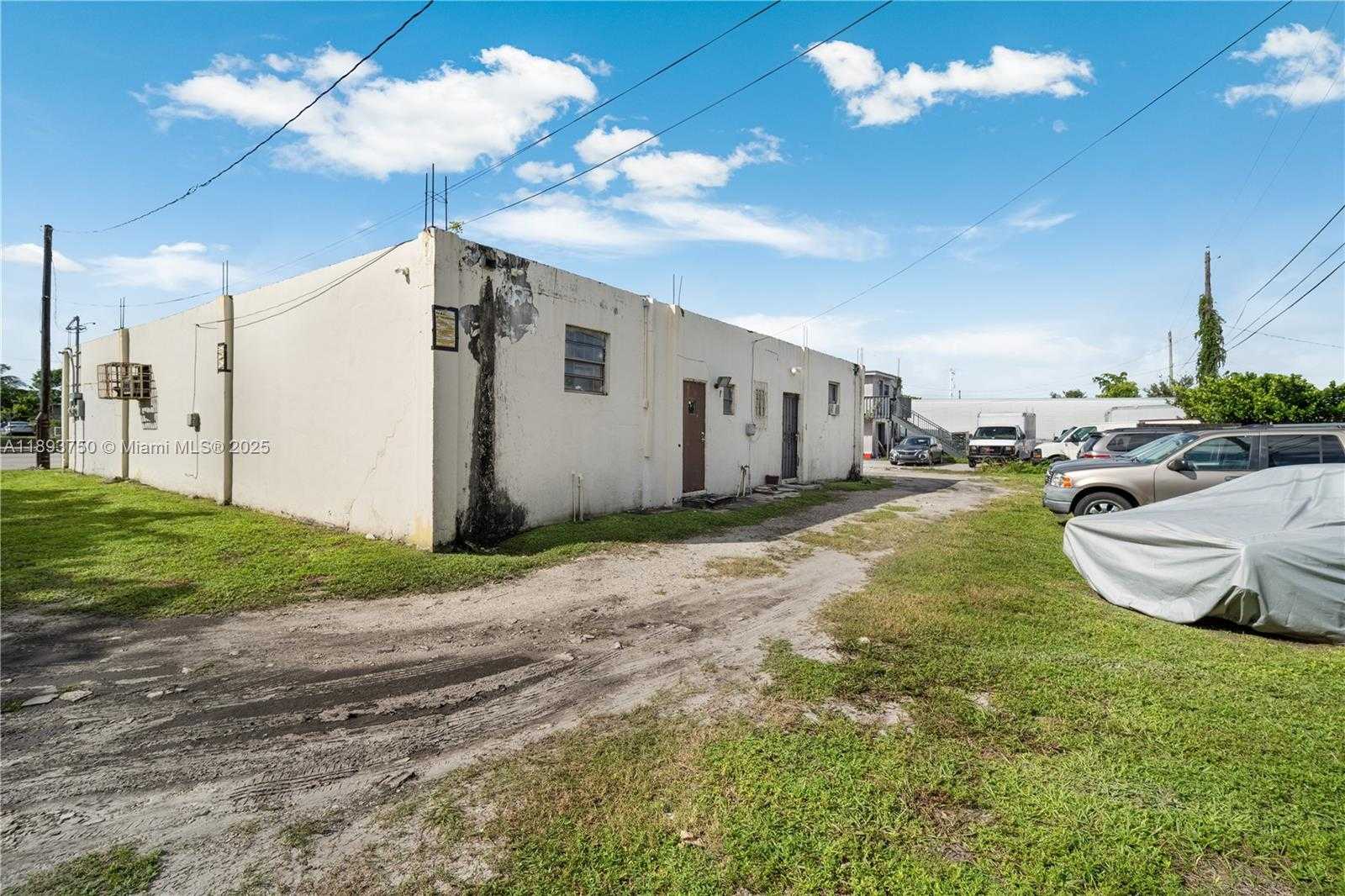 Small Image of 5619 PEMBROKE RD, Hollywood Number 7