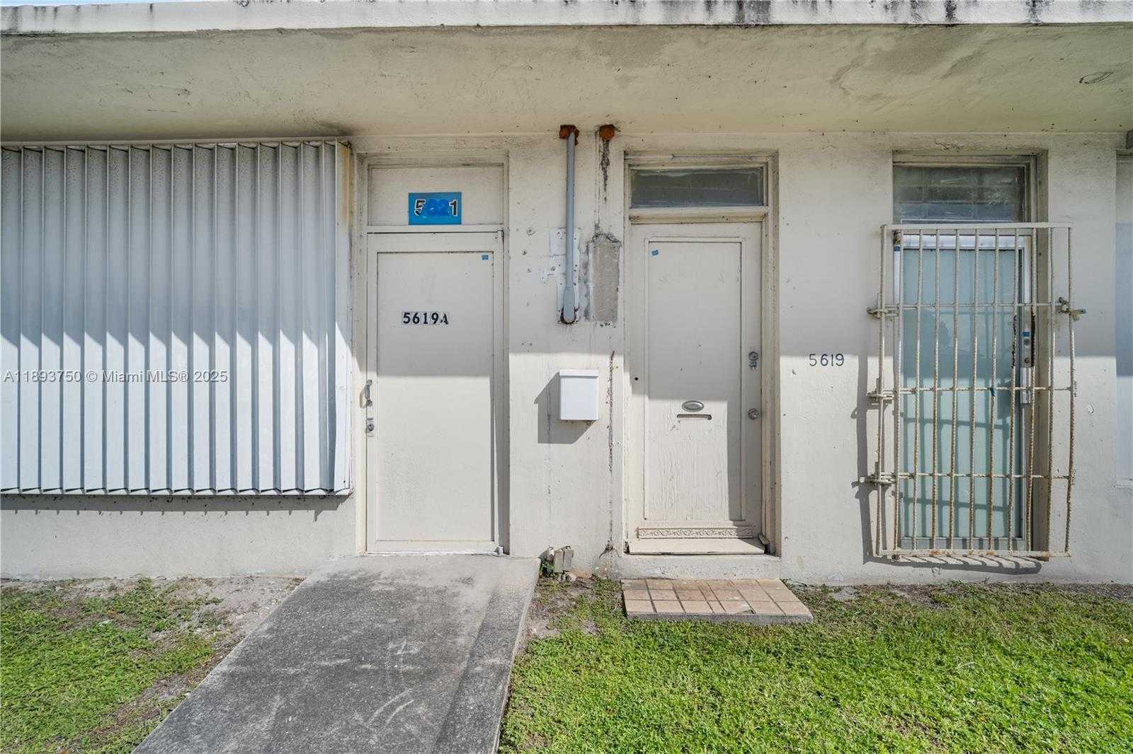 Small Image of 5619 PEMBROKE RD, Hollywood Number 9