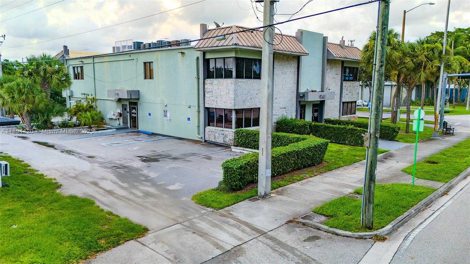 Small Image of 17101 NORTH EAST 19TH AVE, North Miami Beach Number 13