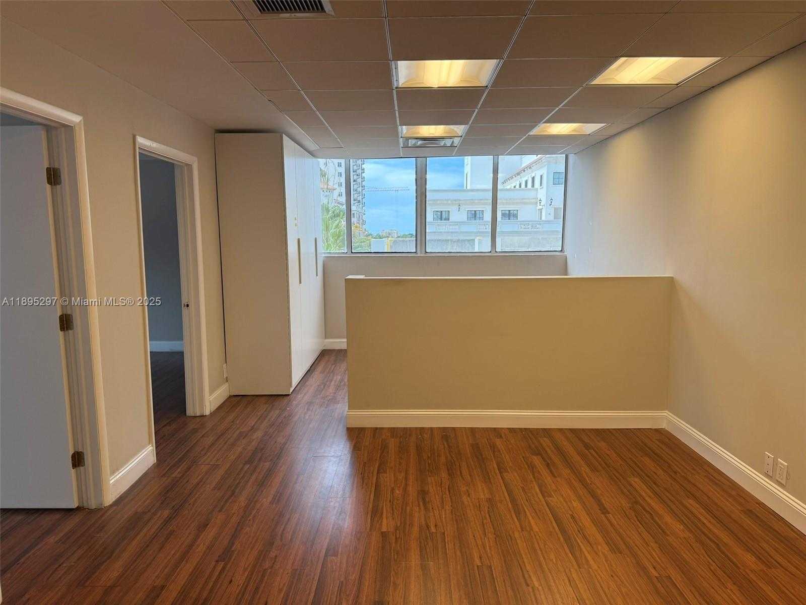 Small Image of 299 ALHAMBRA CIR #510, Coral Gables Number 3