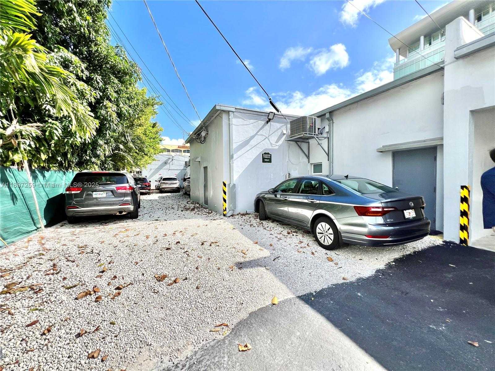 Small Image of 1727 CORAL WAY, Miami Number 11