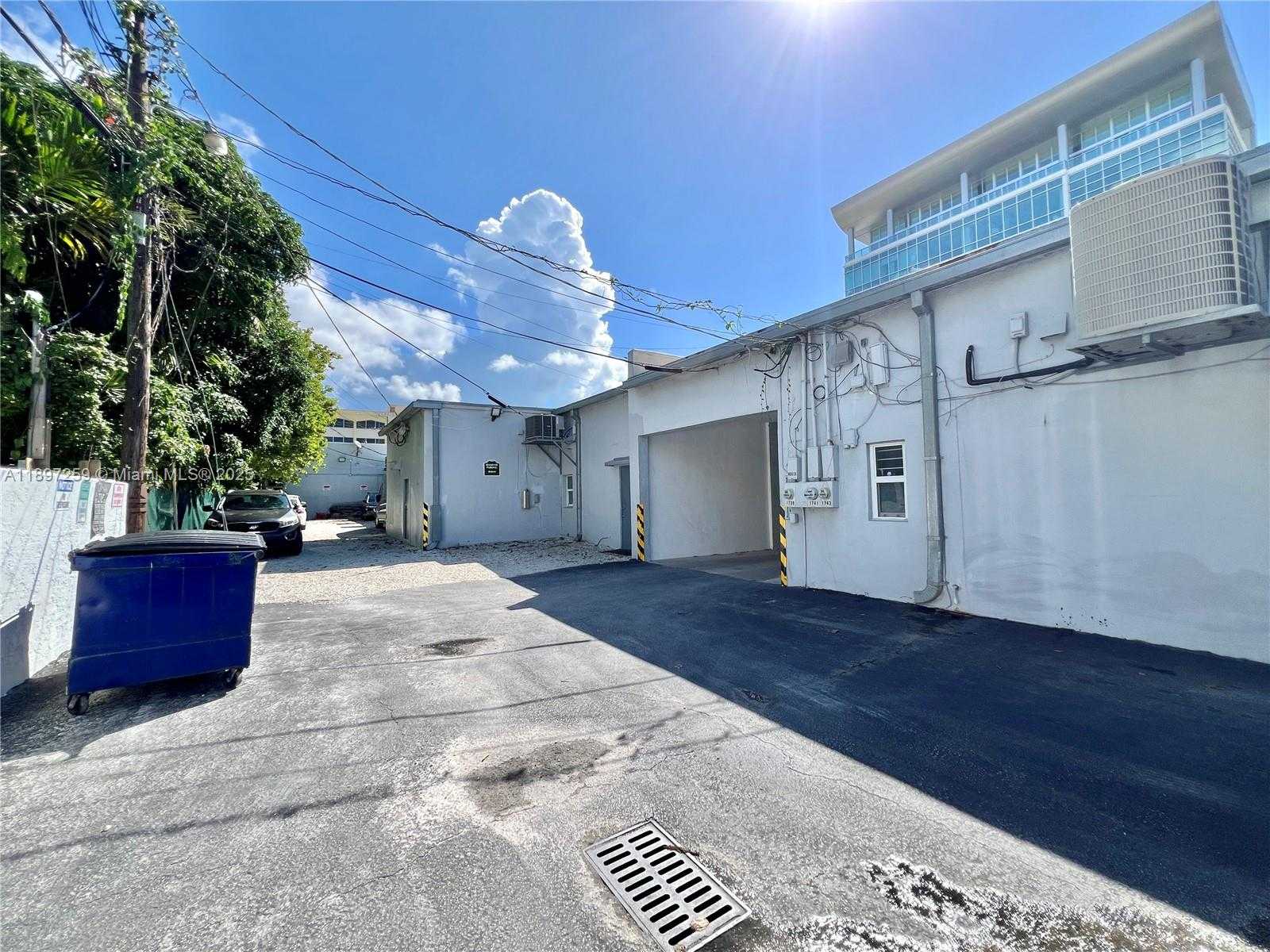 Small Image of 1727 CORAL WAY, Miami Number 12