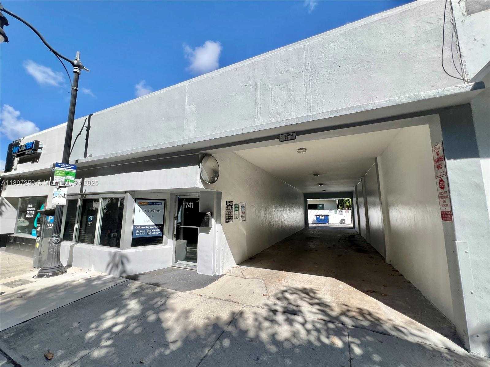 Small Image of 1727 CORAL WAY, Miami Number 4