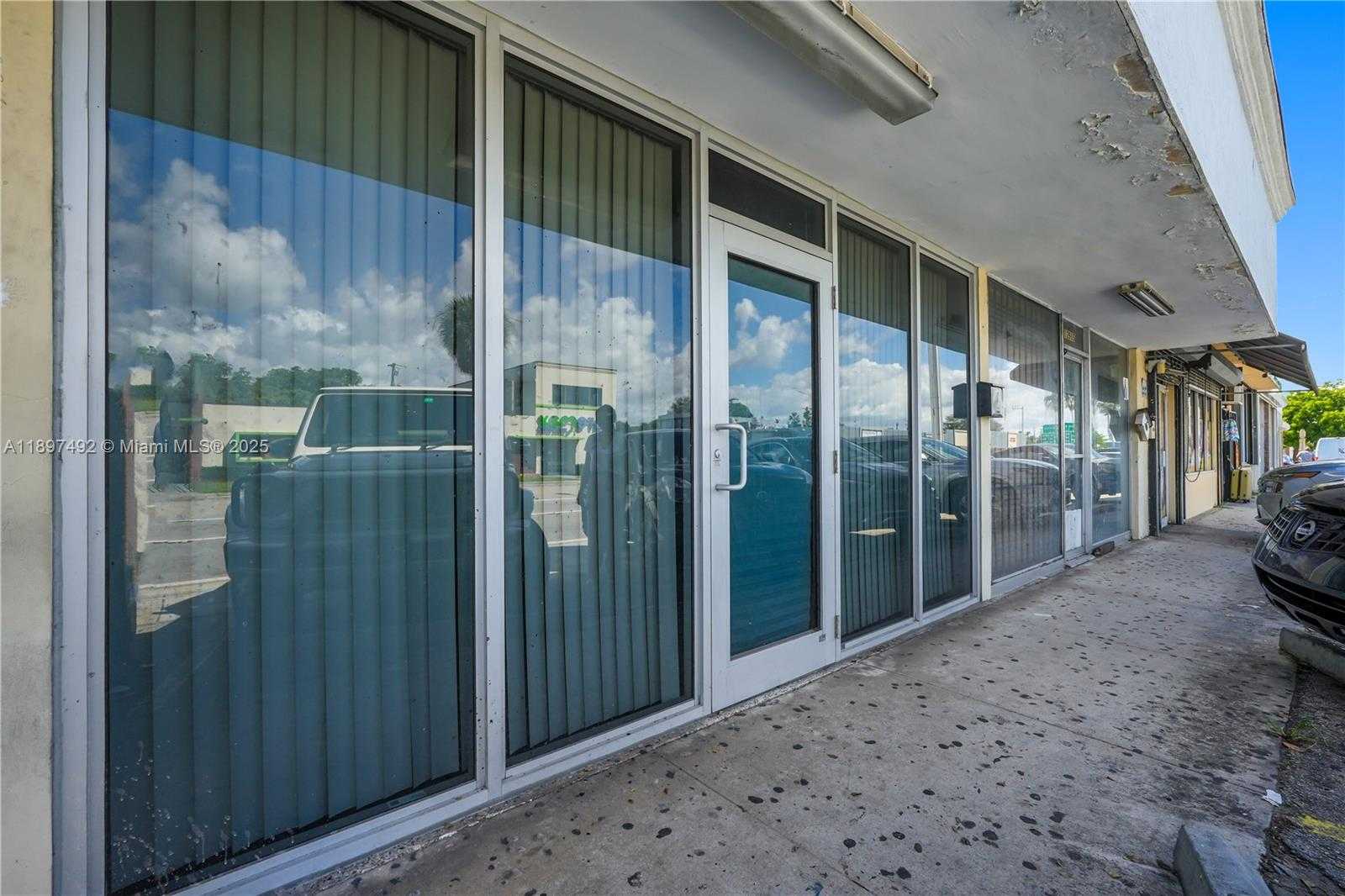 Small Image of 12985 WEST DIXIE HWY, North Miami Number 14