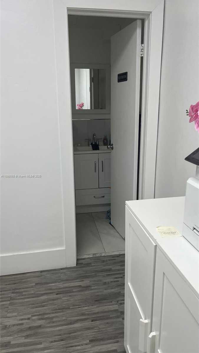 Small Image of 5 PALM PLAZA #Suite #5, Homestead Number 10