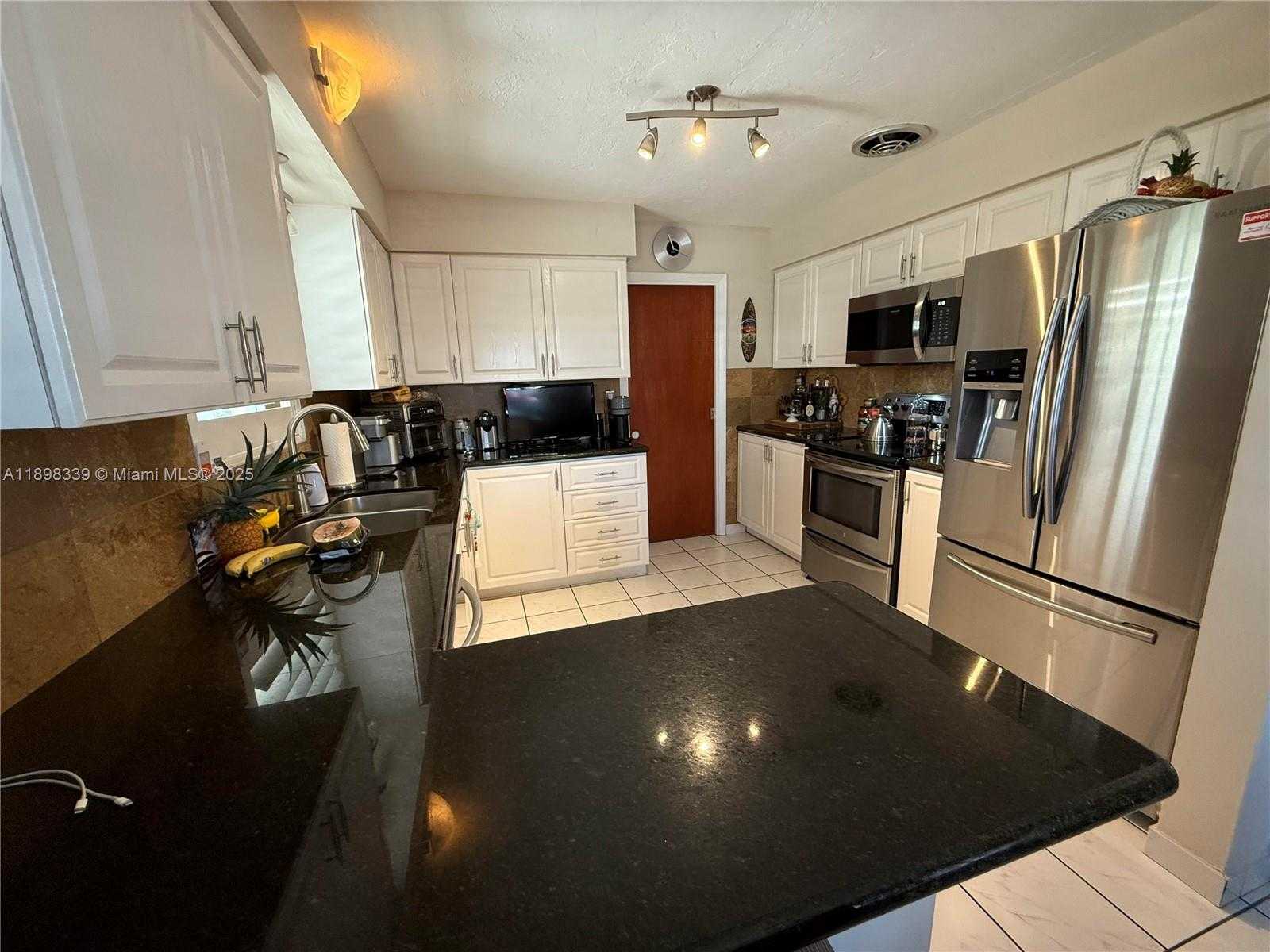 Small Image of 1743 RODMAN ST, Hollywood Number 7