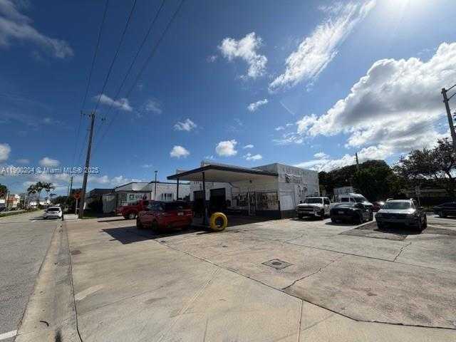 Small Image of 12305 WEST DIXIE HWY, North Miami Number 3