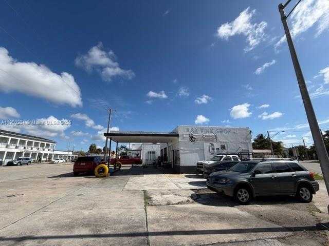 Small Image of 12305 WEST DIXIE HWY, North Miami Number 4