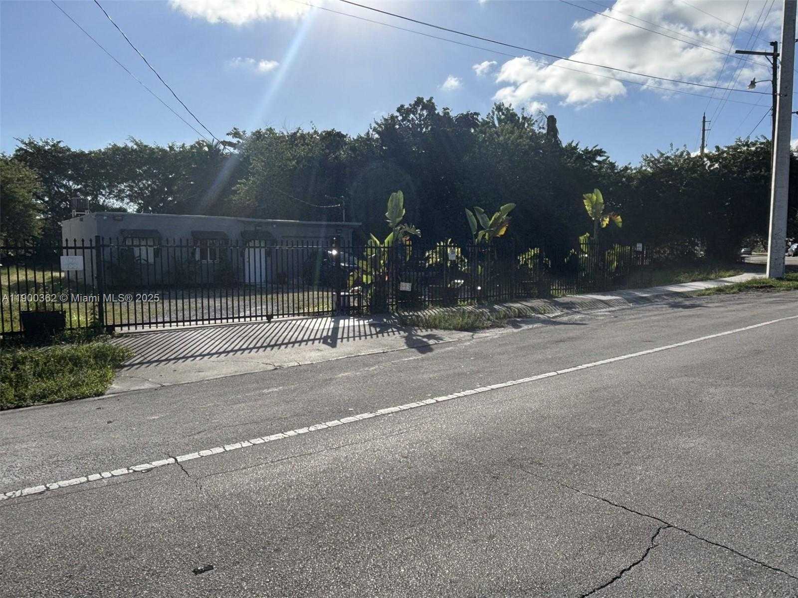 Small Image of 14715 NORTH MIAMI AVE, Miami Number 5
