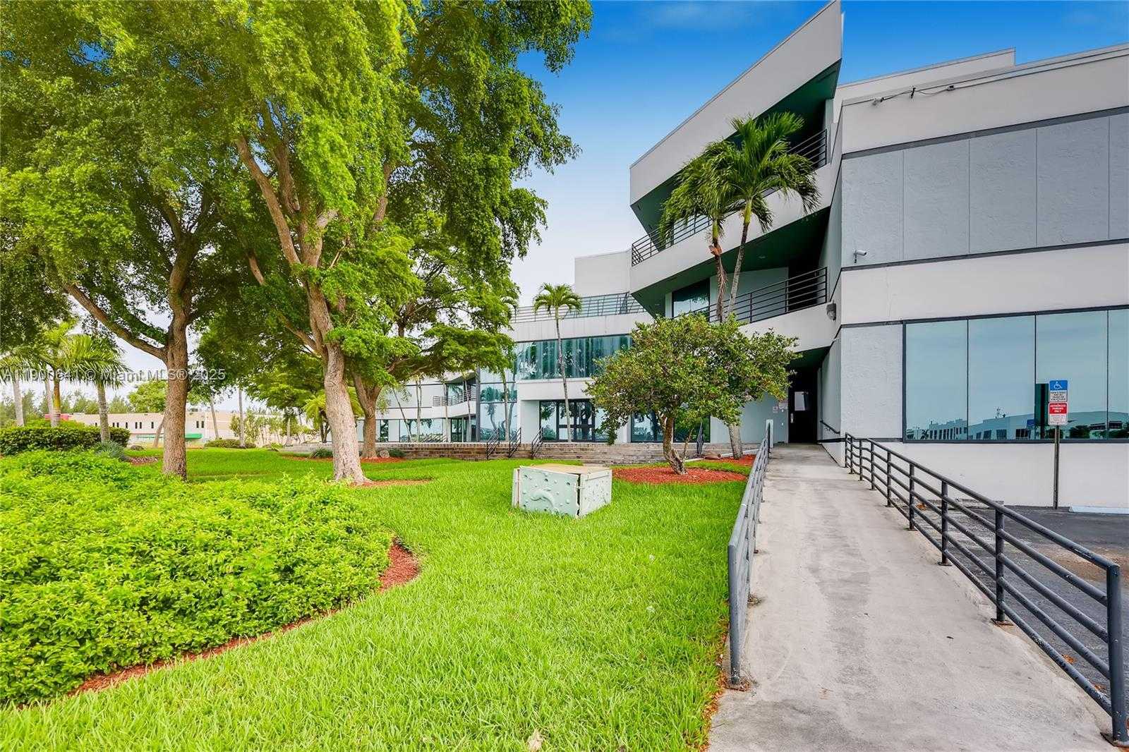 Small Image of 1800 NORTH WEST 89TH PL, Doral Number 5