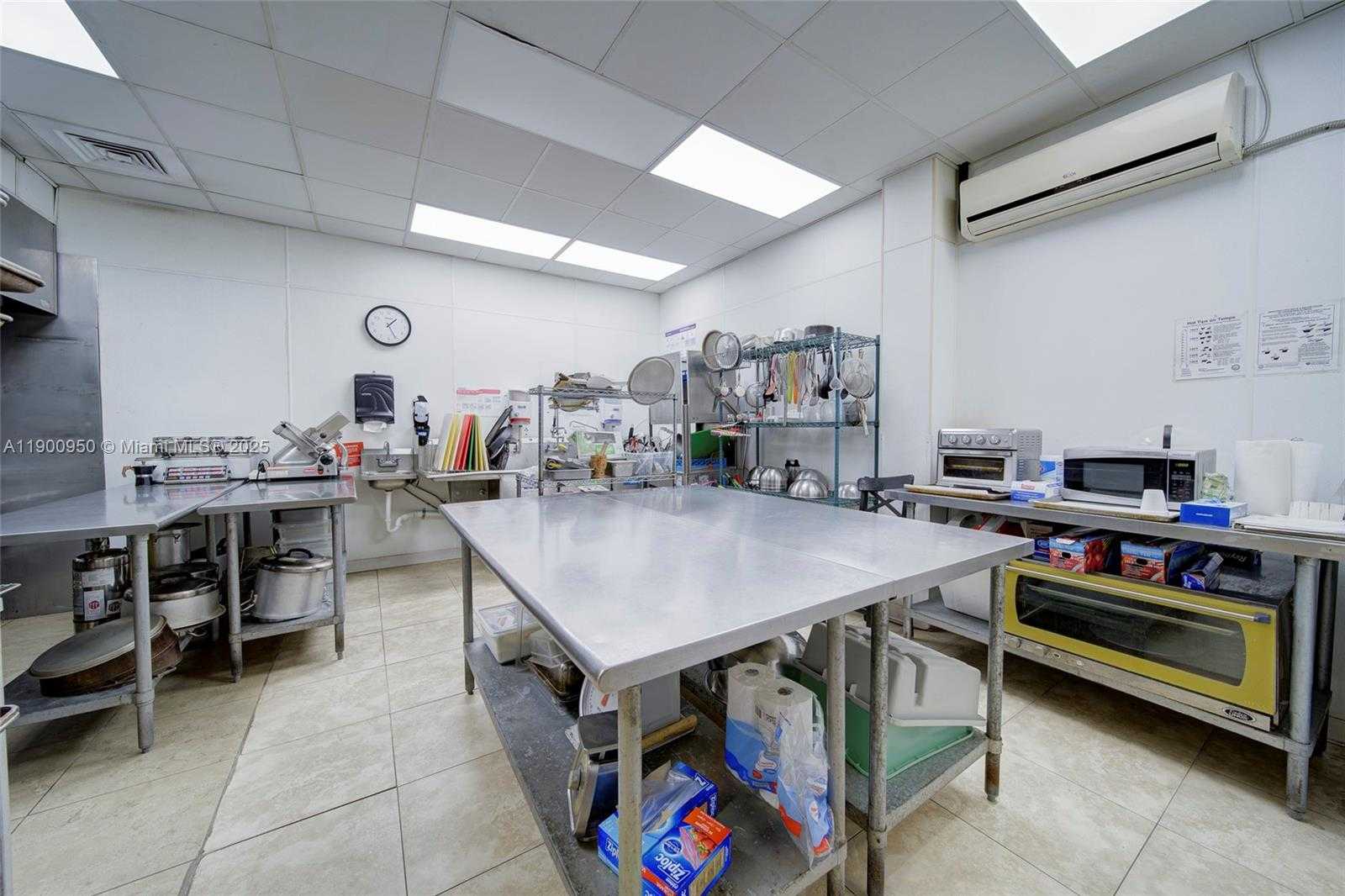 Small Image of FOR RENT IN THE HEART OF MIAMI, Miami Number 13