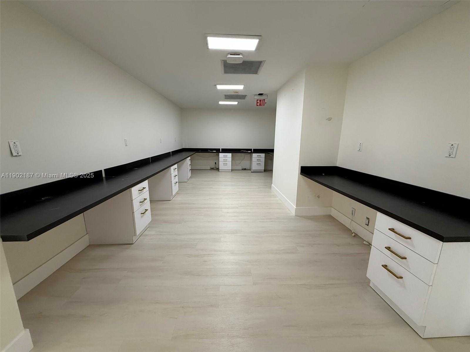 Small Image of 220 MIRACLE MILE #B221, Coral Gables Number 4