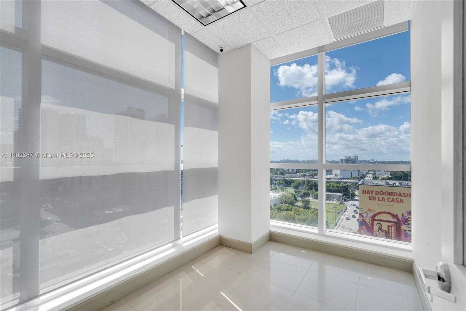 Small Image of 175 SE 7th St, Miami, FL 33131, USA Number 1