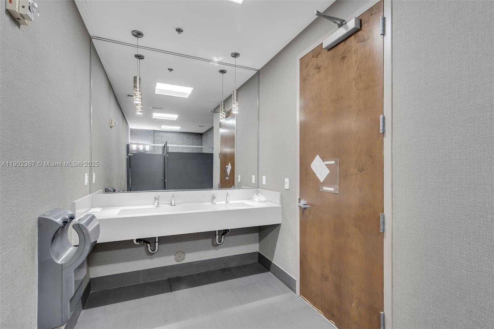 Small Image of 175 SE 7th St, Miami, FL 33131, USA Number 10