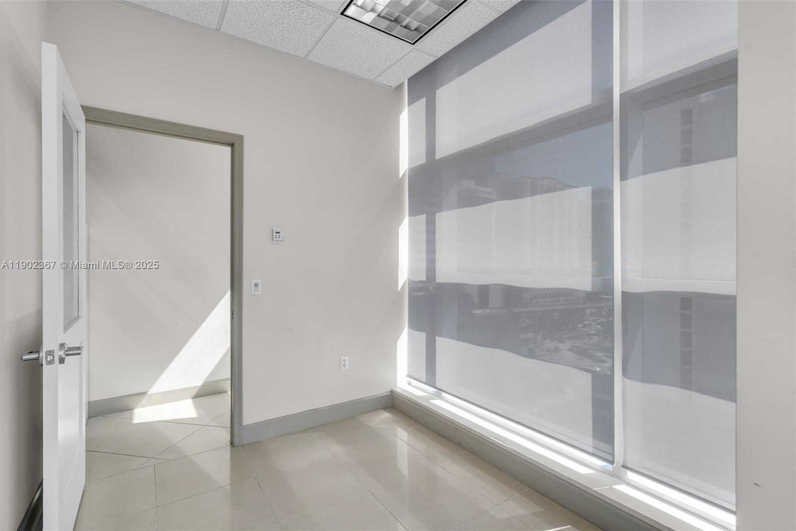 Small Image of 175 SE 7th St, Miami, FL 33131, USA Number 2