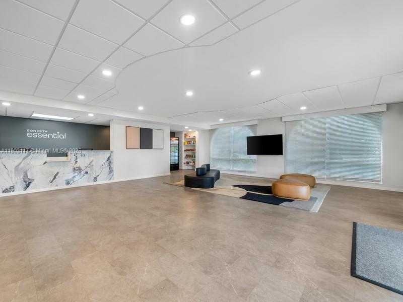 Small Image of 8101 AIRCENTER CT, Orlando Number 2