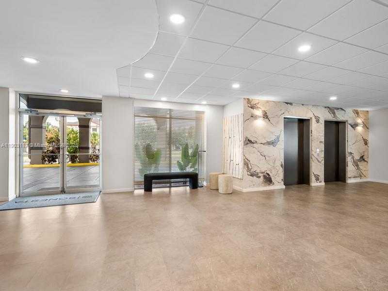 Small Image of 8101 AIRCENTER CT, Orlando Number 3