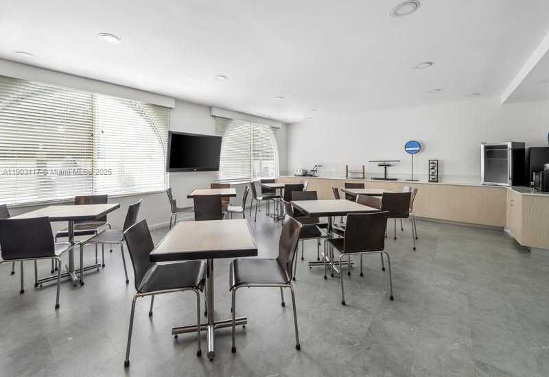 Small Image of 8101 AIRCENTER CT, Orlando Number 4