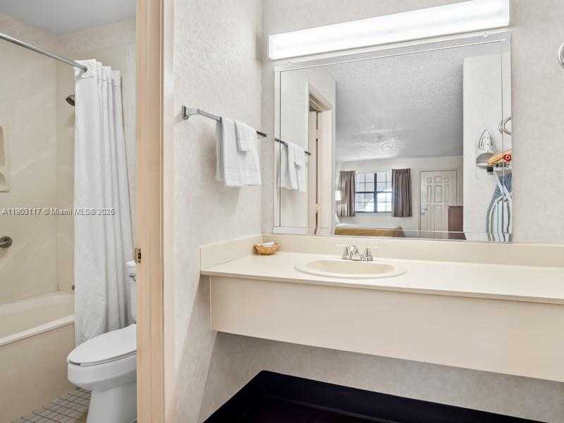 Small Image of 8101 AIRCENTER CT, Orlando Number 9