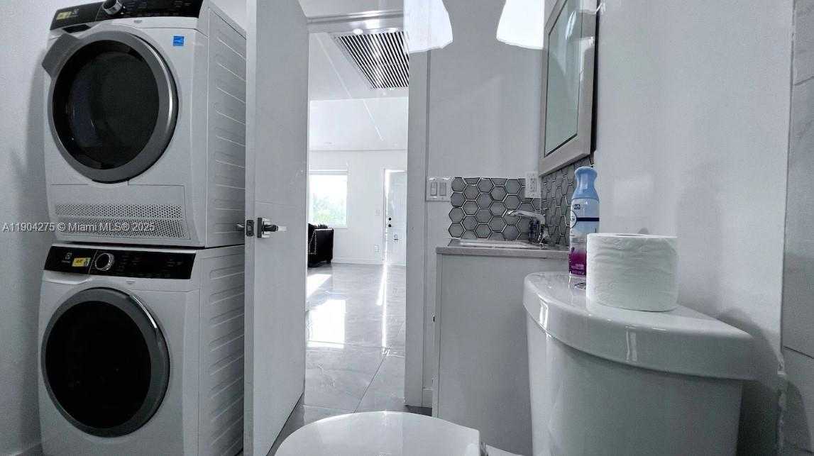 Small Image of 2201 GREENE ST, Hollywood Number 24