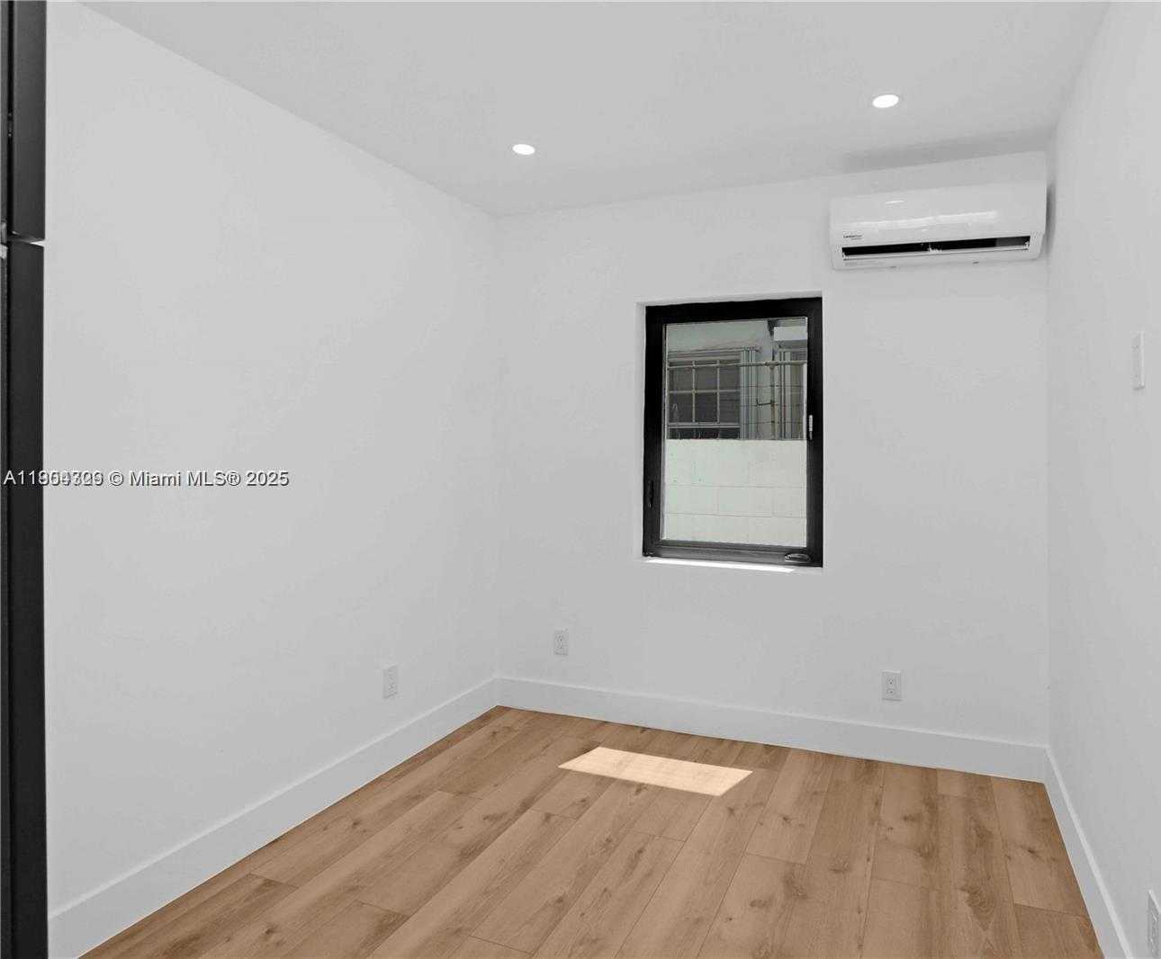Small Image of 7801 BYRON AVE, Miami Beach Number 17