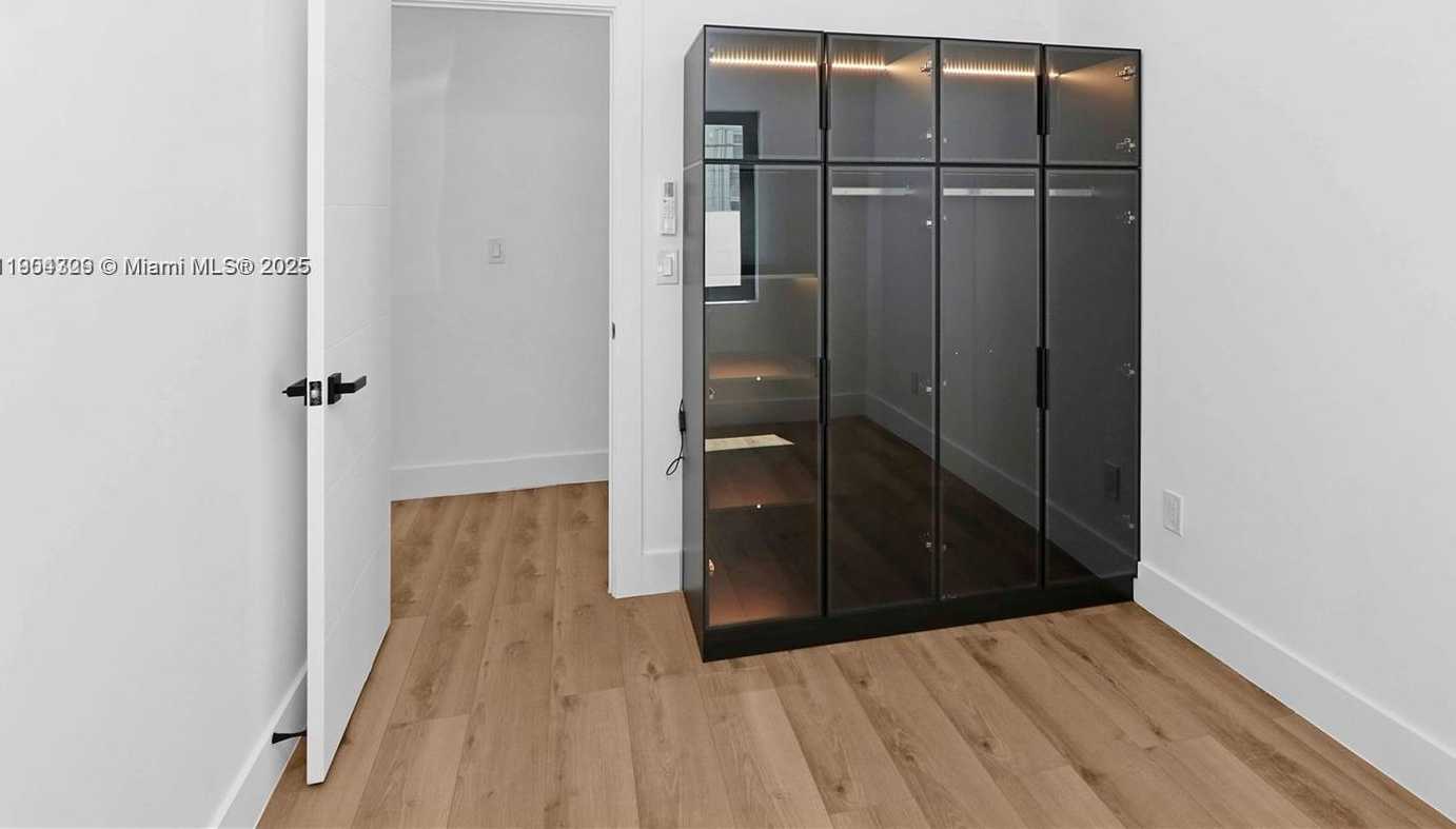 Small Image of 7801 BYRON AVE, Miami Beach Number 18