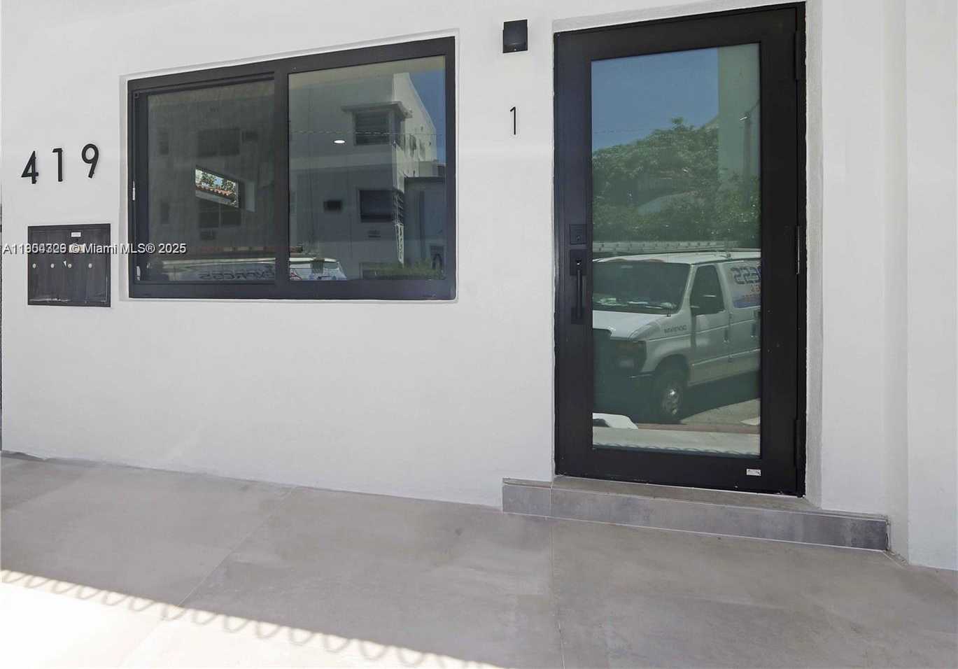 Small Image of 7801 BYRON AVE, Miami Beach Number 4