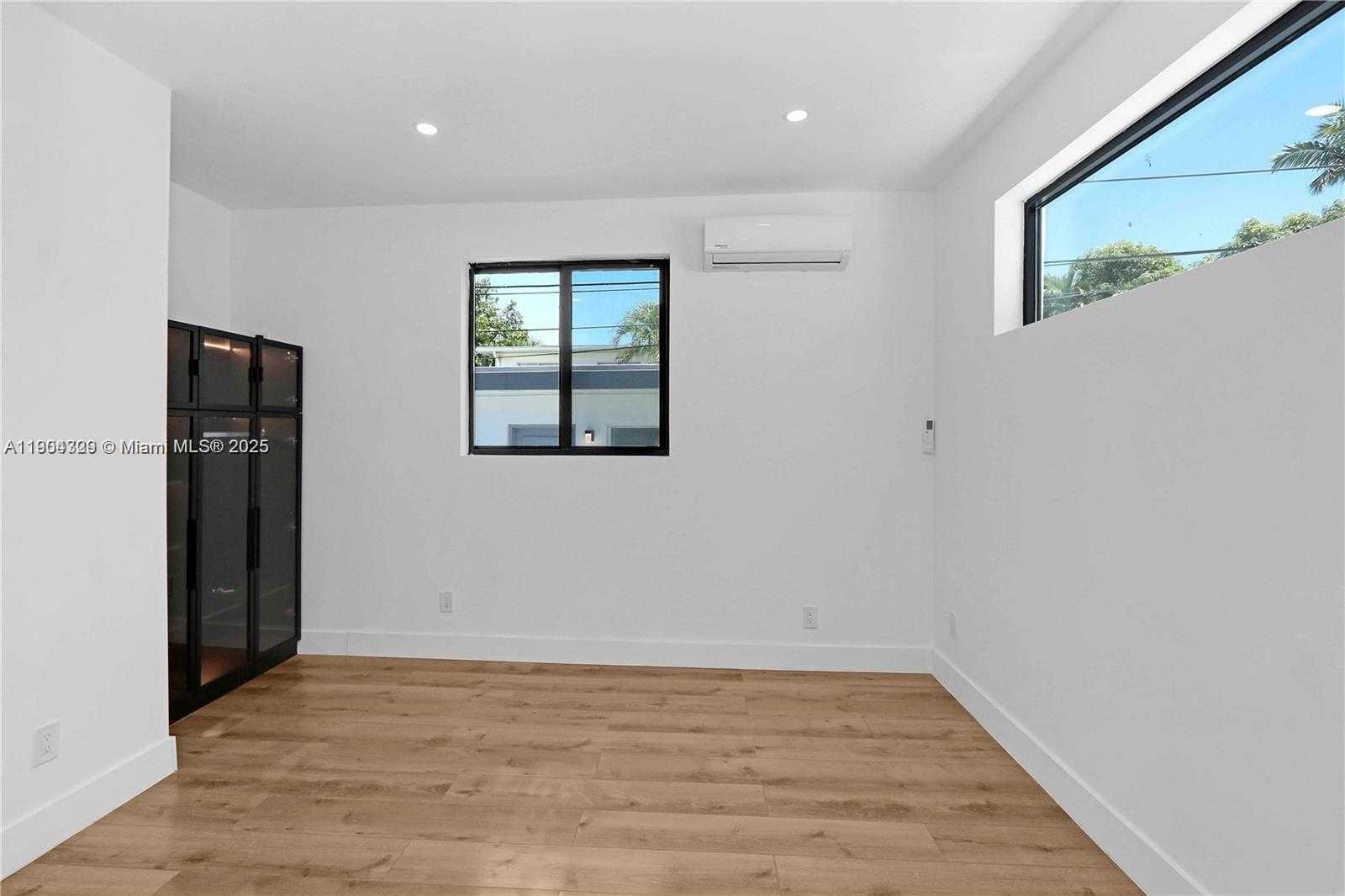 Small Image of 7801 BYRON AVE, Miami Beach Number 64