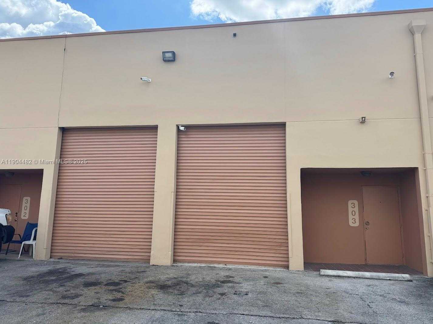 Small Image of 2450 WEST 82ND ST #302, Hialeah Number 3