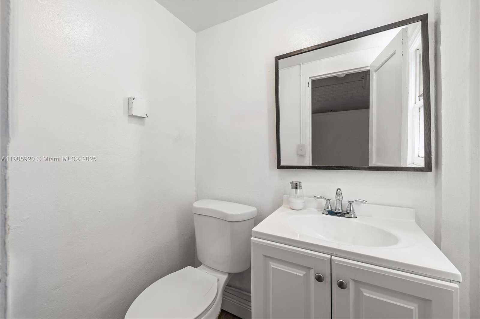 Small Image of 2037 TYLER, Hollywood Number 14