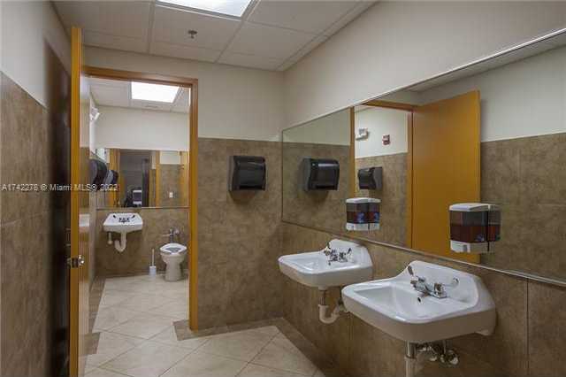 Small Image of 2227 N Federal Hwy, Hollywood, FL 33020, USA Number 19
