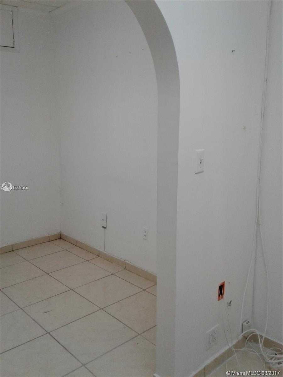 Small Image of 1691 NE 123rd St, North Miami, FL 33181, USA Number 12