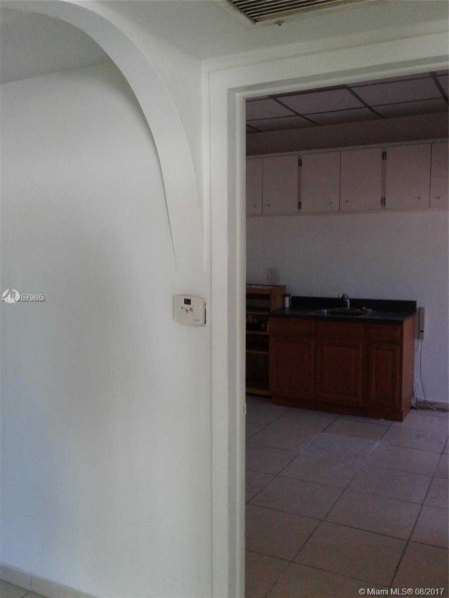 Small Image of 1691 NE 123rd St, North Miami, FL 33181, USA Number 15