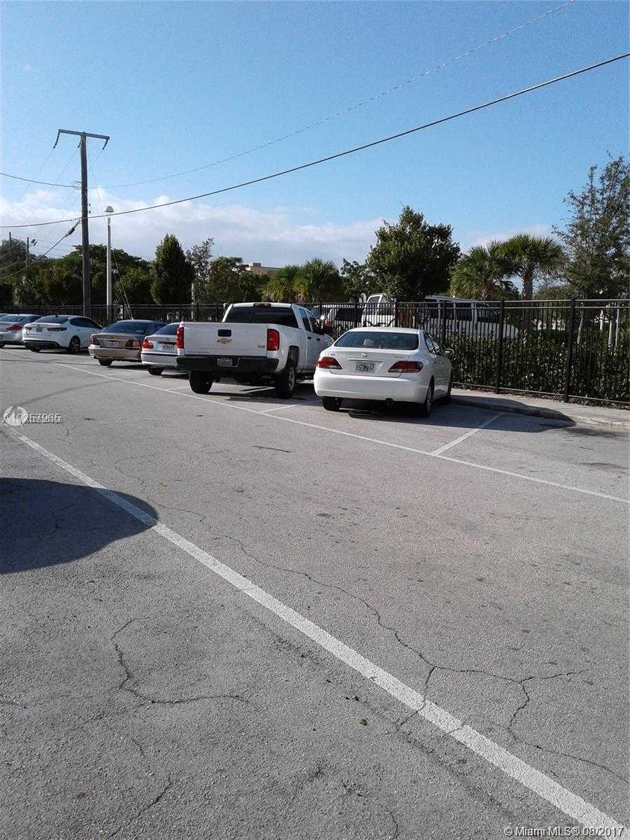 Small Image of 1691 NE 123rd St, North Miami, FL 33181, USA Number 23