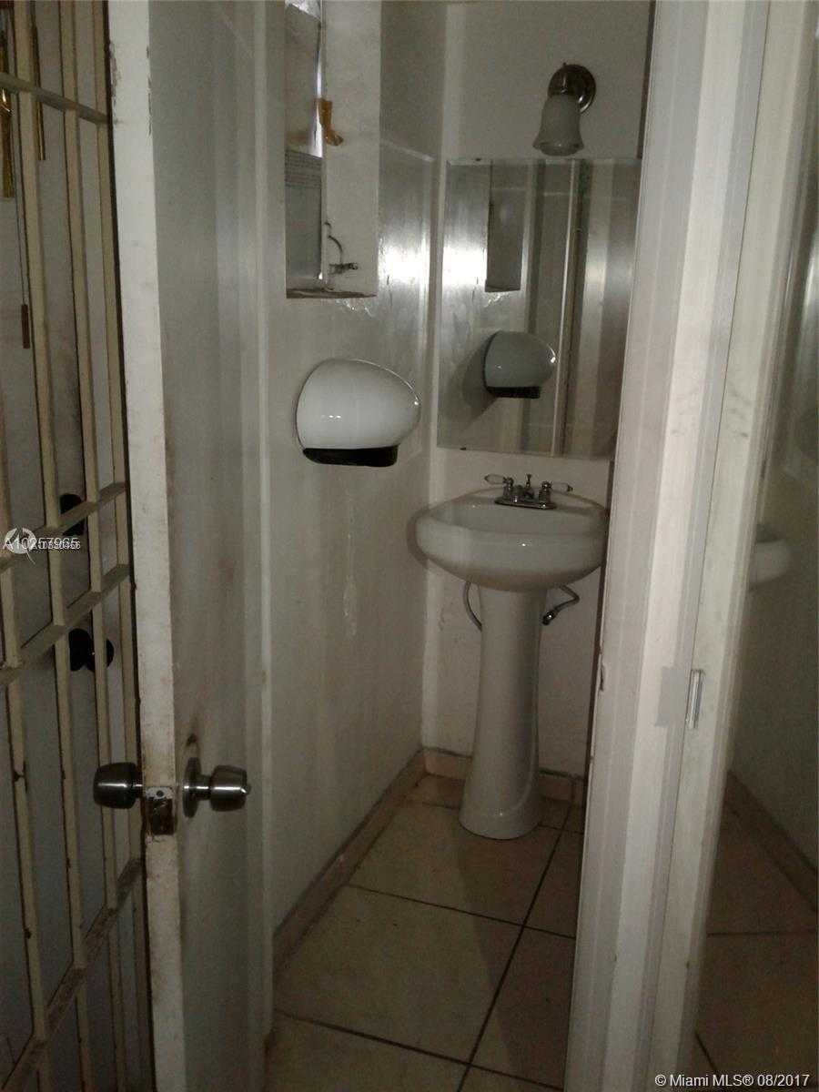 Small Image of 1691 NE 123rd St, North Miami, FL 33181, USA Number 8