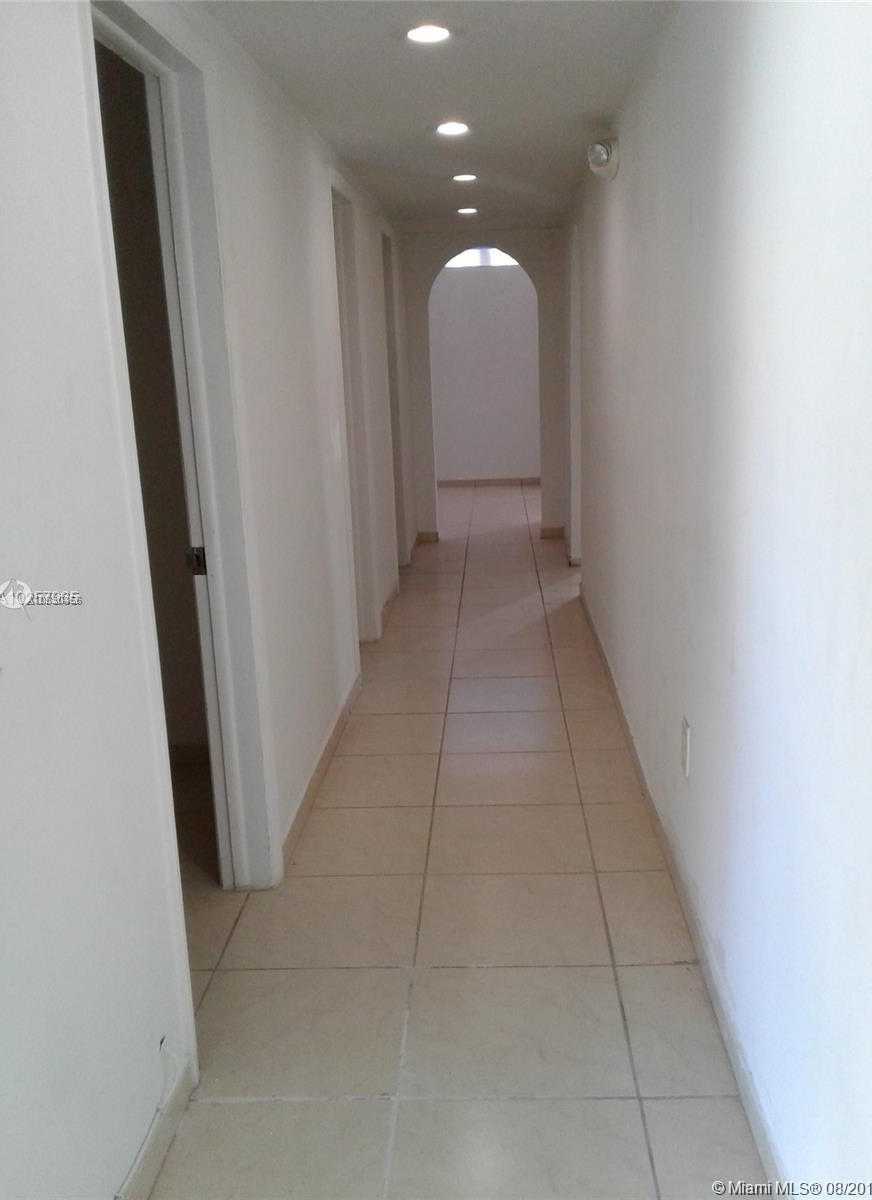 Small Image of 1691 NE 123rd St, North Miami, FL 33181, USA Number 9