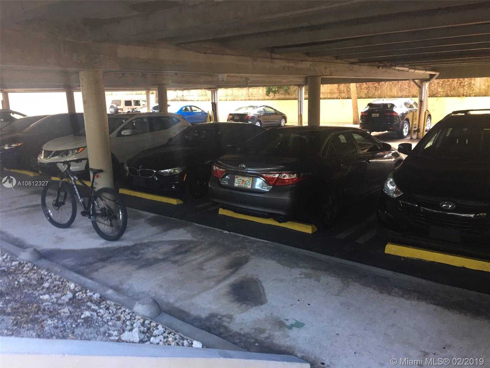 Small Image of 50 W Mashta Dr, Key Biscayne, FL 33149, USA Number 2