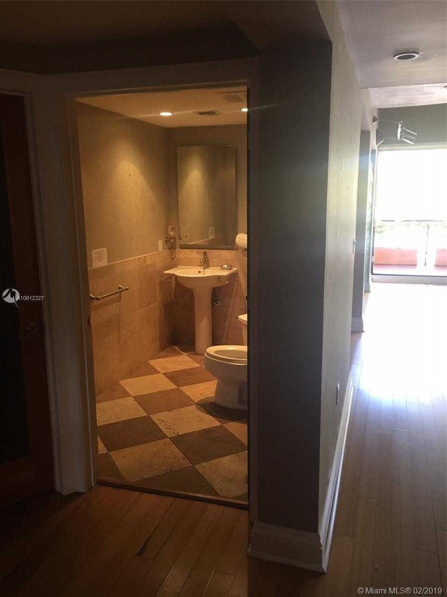 Small Image of 50 W Mashta Dr, Key Biscayne, FL 33149, USA Number 5