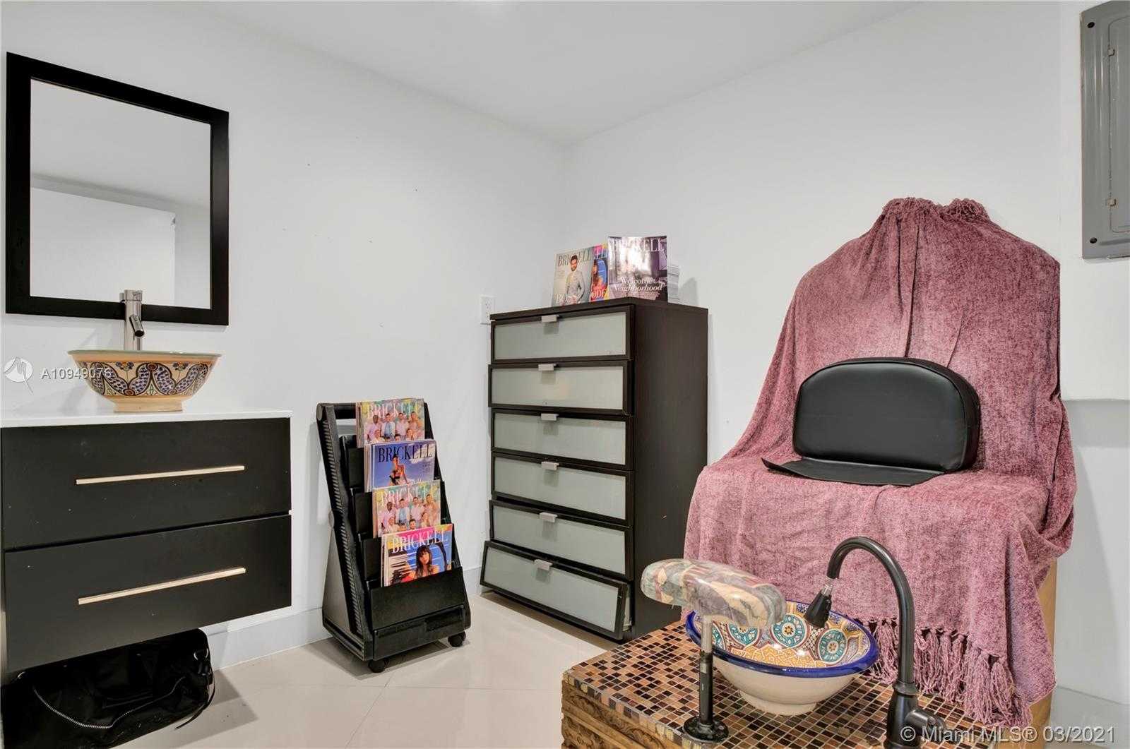 Small Image of 5558 NORTH EAST 4 CT, Miami Number 9