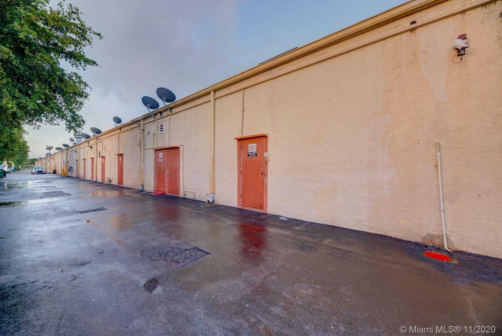 Small Image of 5661 SOUTH WEST 137 AVE, Miami Number 30