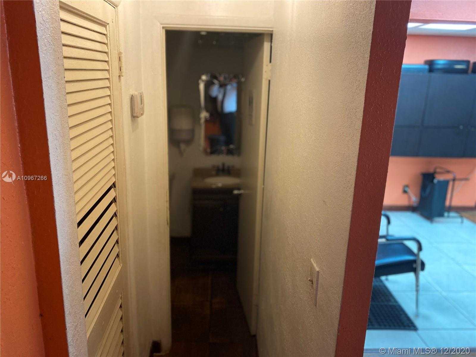Small Image of 6438 PEMBROKE RD, Miramar Number 5