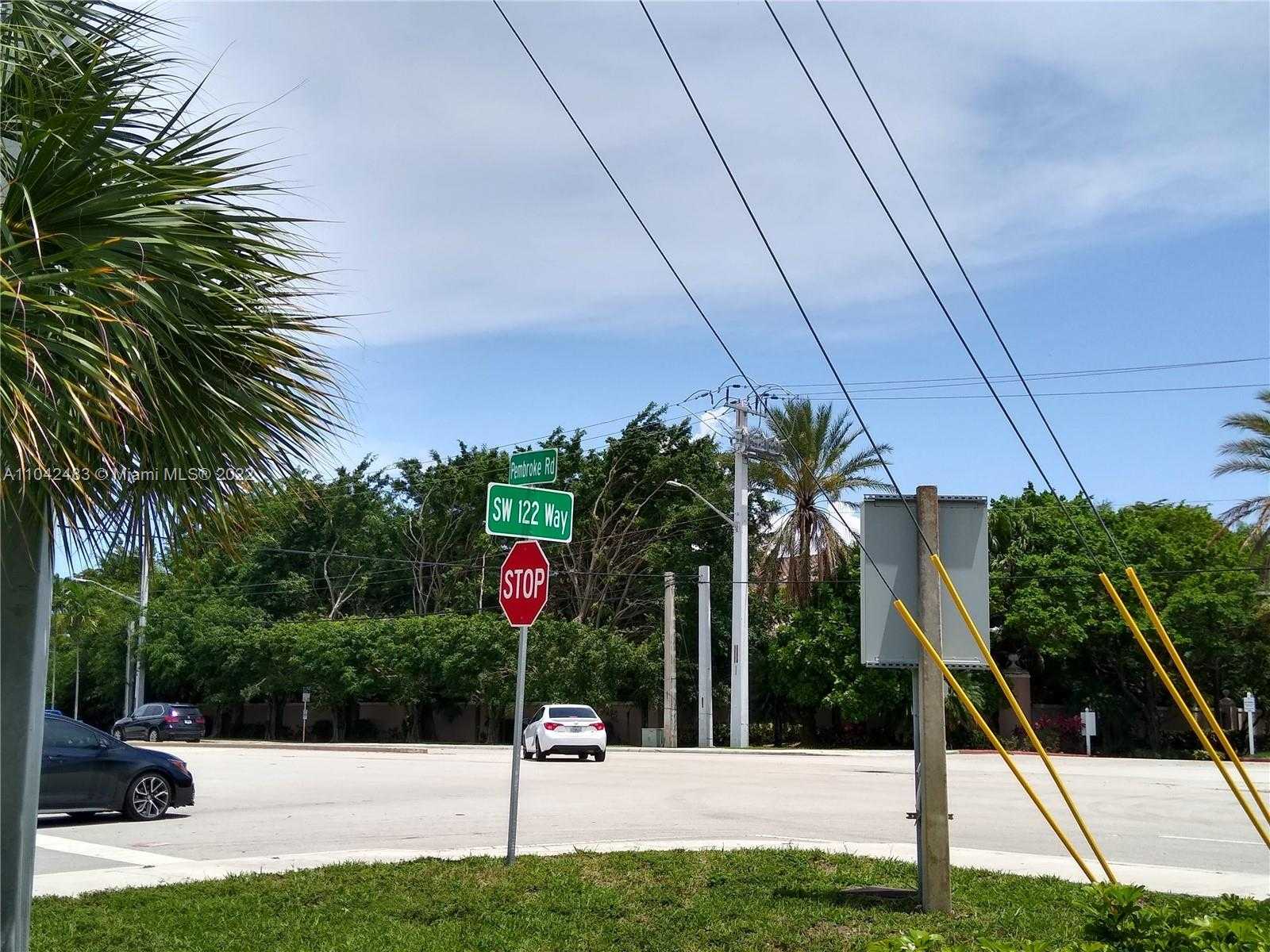 Small Image of 12105 PEMBROKE RD, Pembroke Pines Number 13