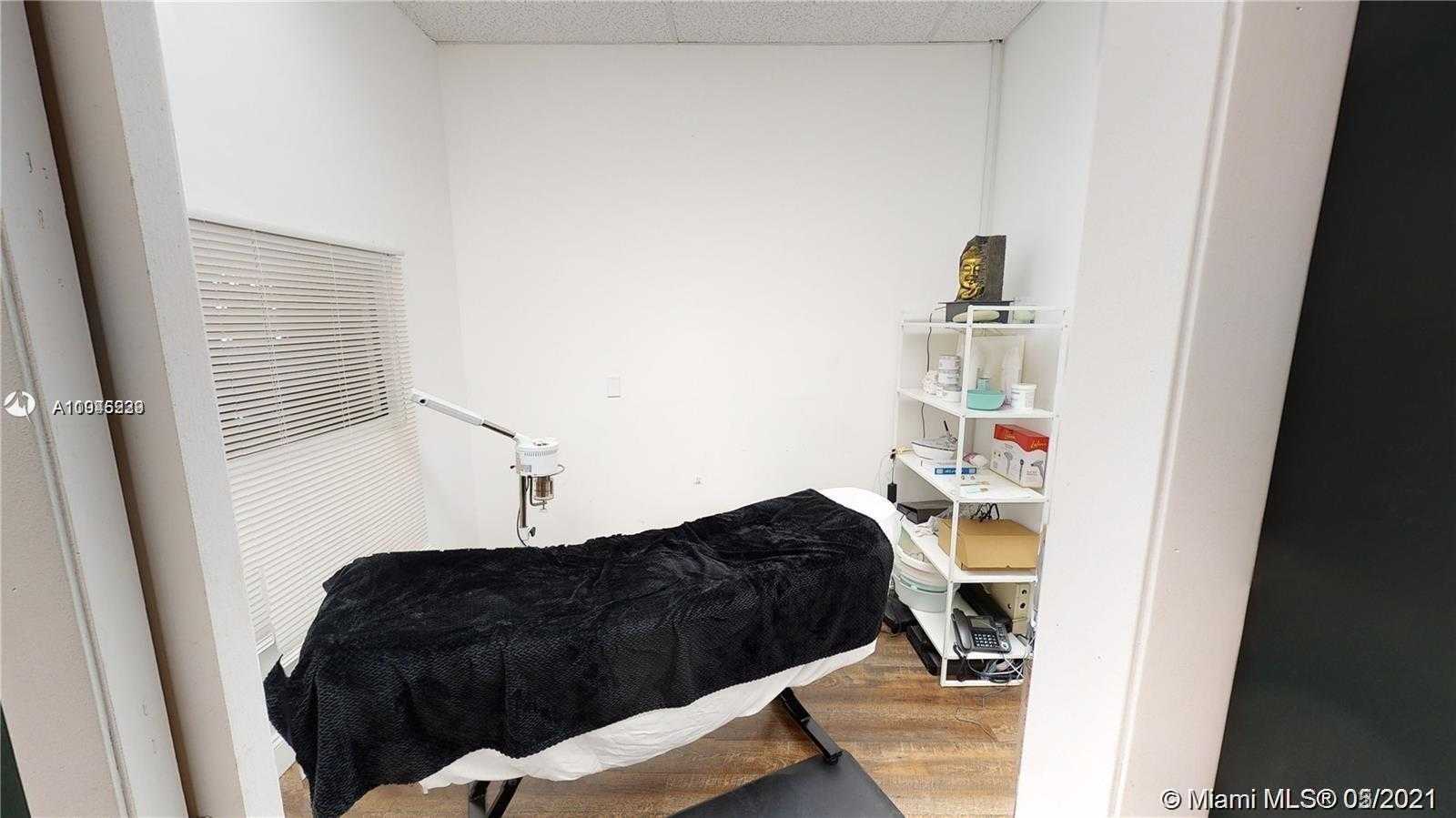 Small Image of 13268 BISCAYNE BLVD, North Miami Number 4
